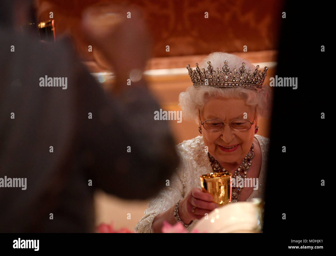 Königin Elizabeth II. hebt ihr Glas für einen Toast, wie Sie ein Abendessen im Buckingham Palace in London während der Tagung der Regierungschefs des Commonwealth. Stockfoto