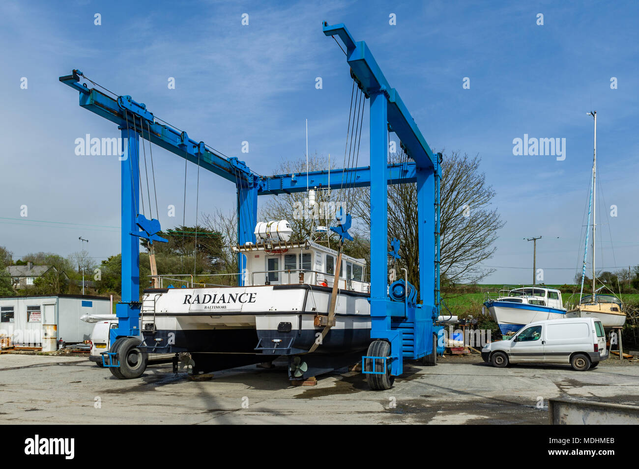 Fischereifahrzeugs in ein Boot Wiege in einer Bootswerft in der Nähe von Skibbereen, County Cork, Irland mit kopieren. Stockfoto