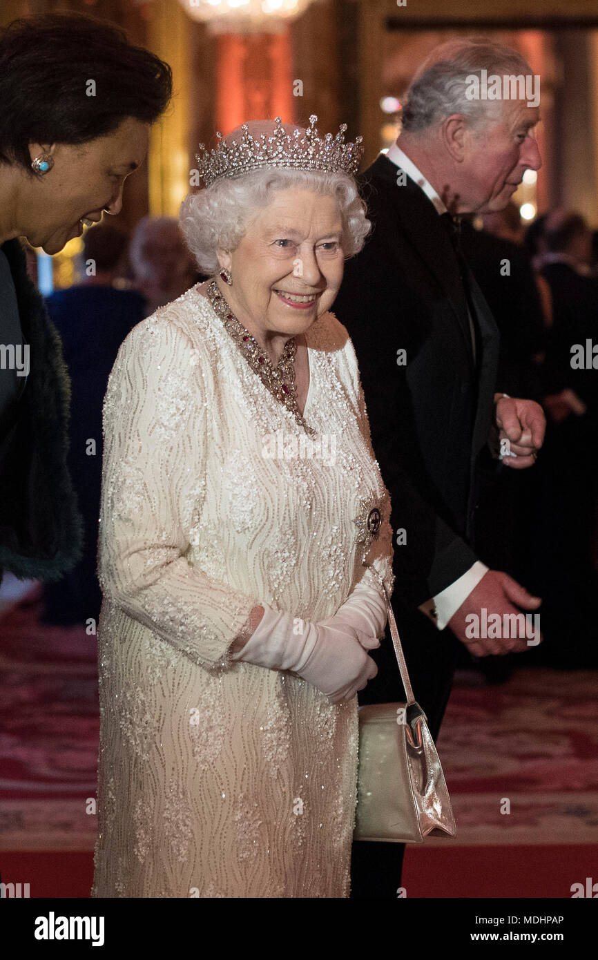 Königin Elizabeth II. begrüsst die Gäste im Blauen Salon im Buckingham Palace in London, da sie bewirtet ein Abendessen während der Tagung der Regierungschefs des Commonwealth. Stockfoto