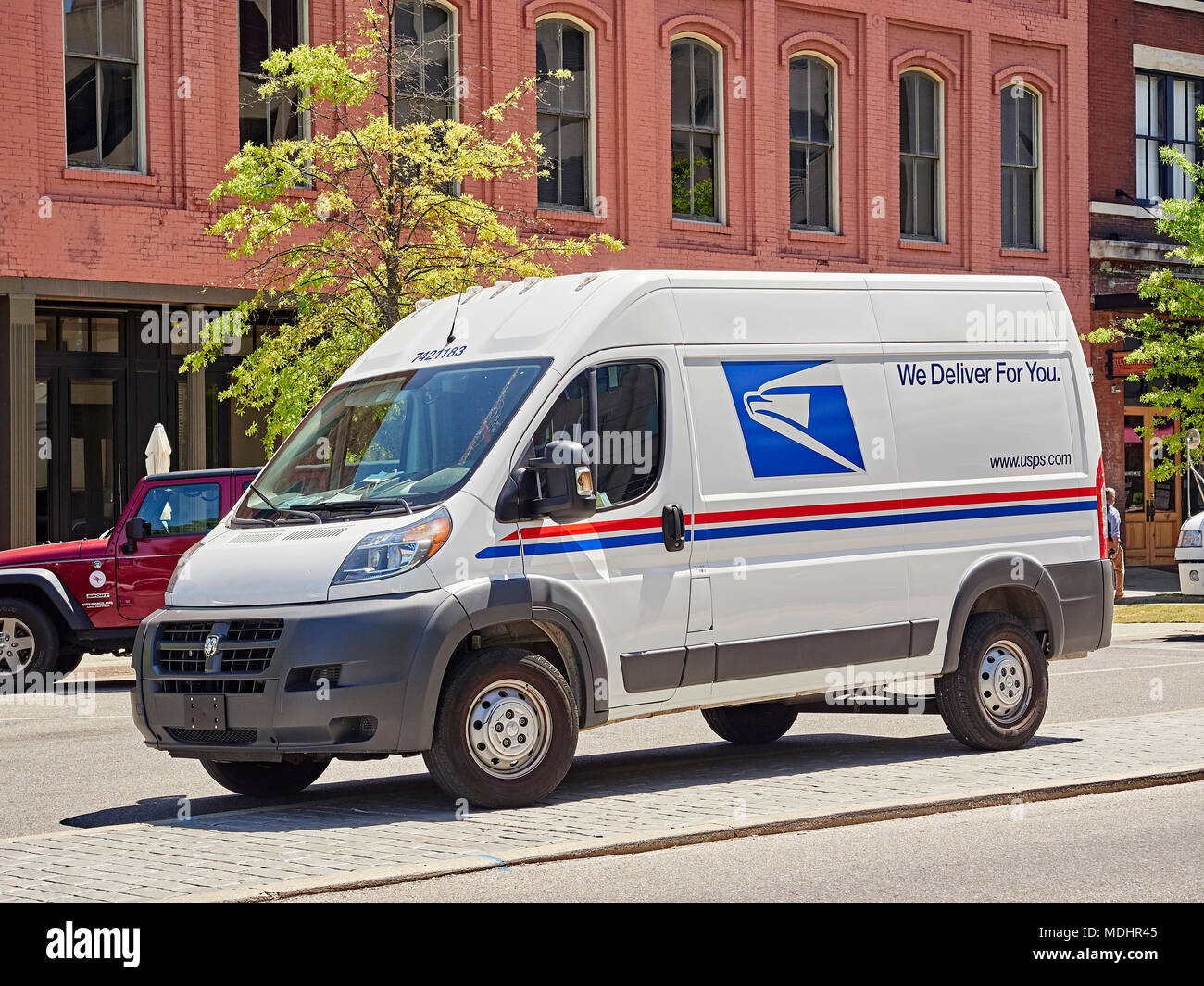 Neue moderne US Postal Service Delivery van oder mail Truck auf einer Straße der Stadt, die Lieferungen in der Innenstadt von Montgomery Alabama, USA geparkt. Stockfoto