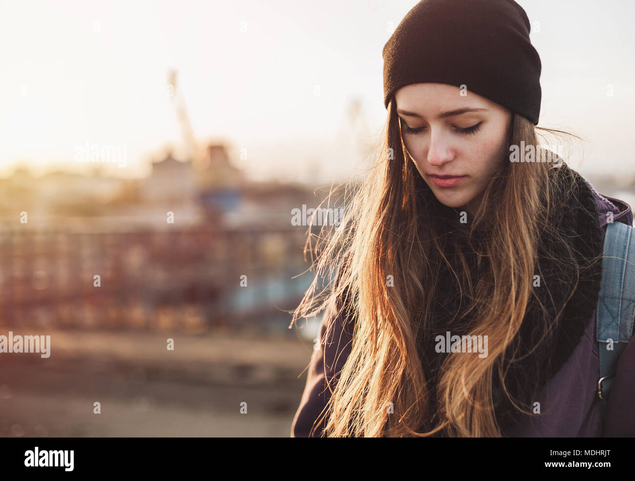 Porträt eines traurigen Mädchen am Sonnenuntergang Stockfoto