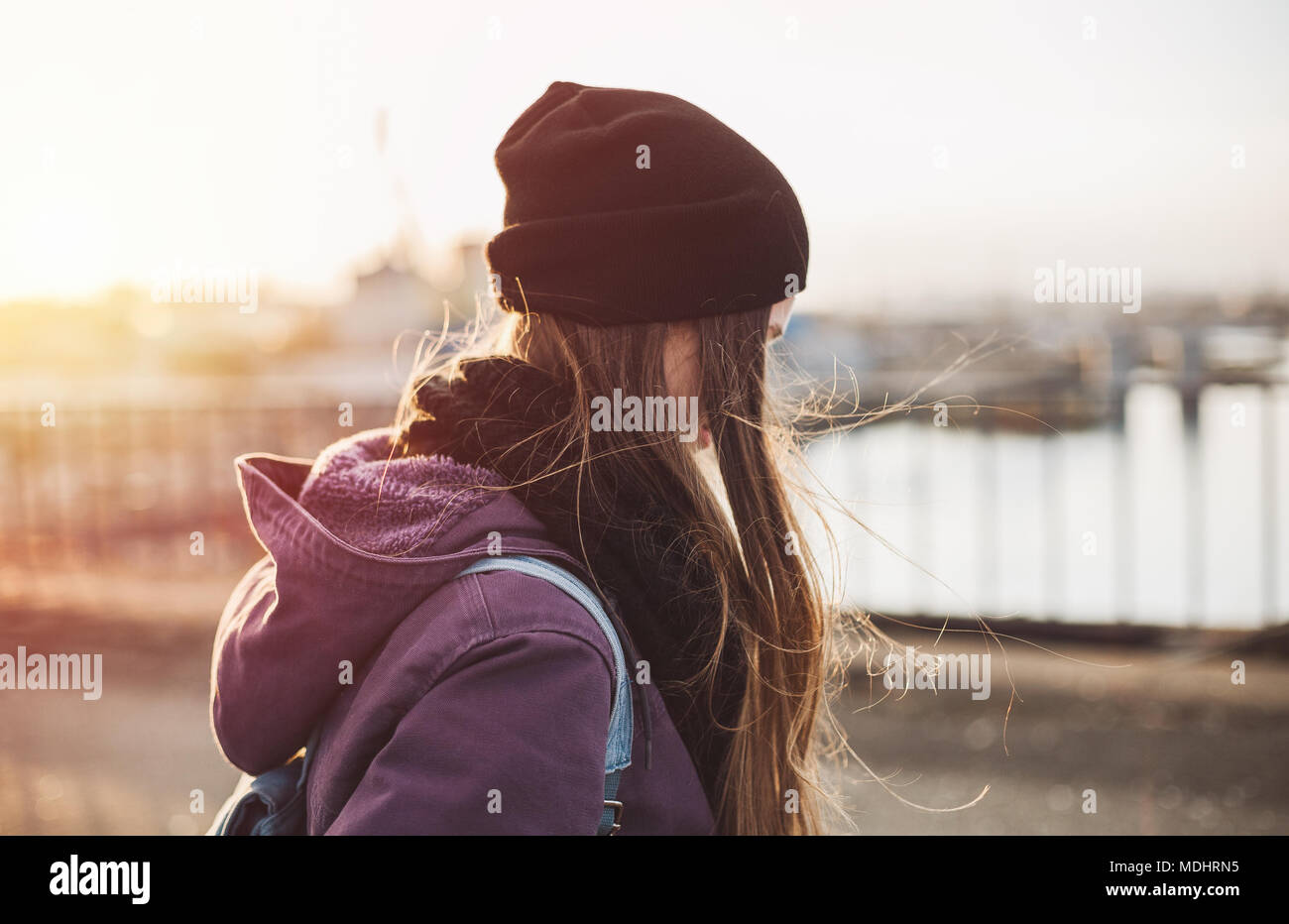 Hipster Mädchen zu Fuß auf die Brücke bei Sonnenuntergang Stockfoto