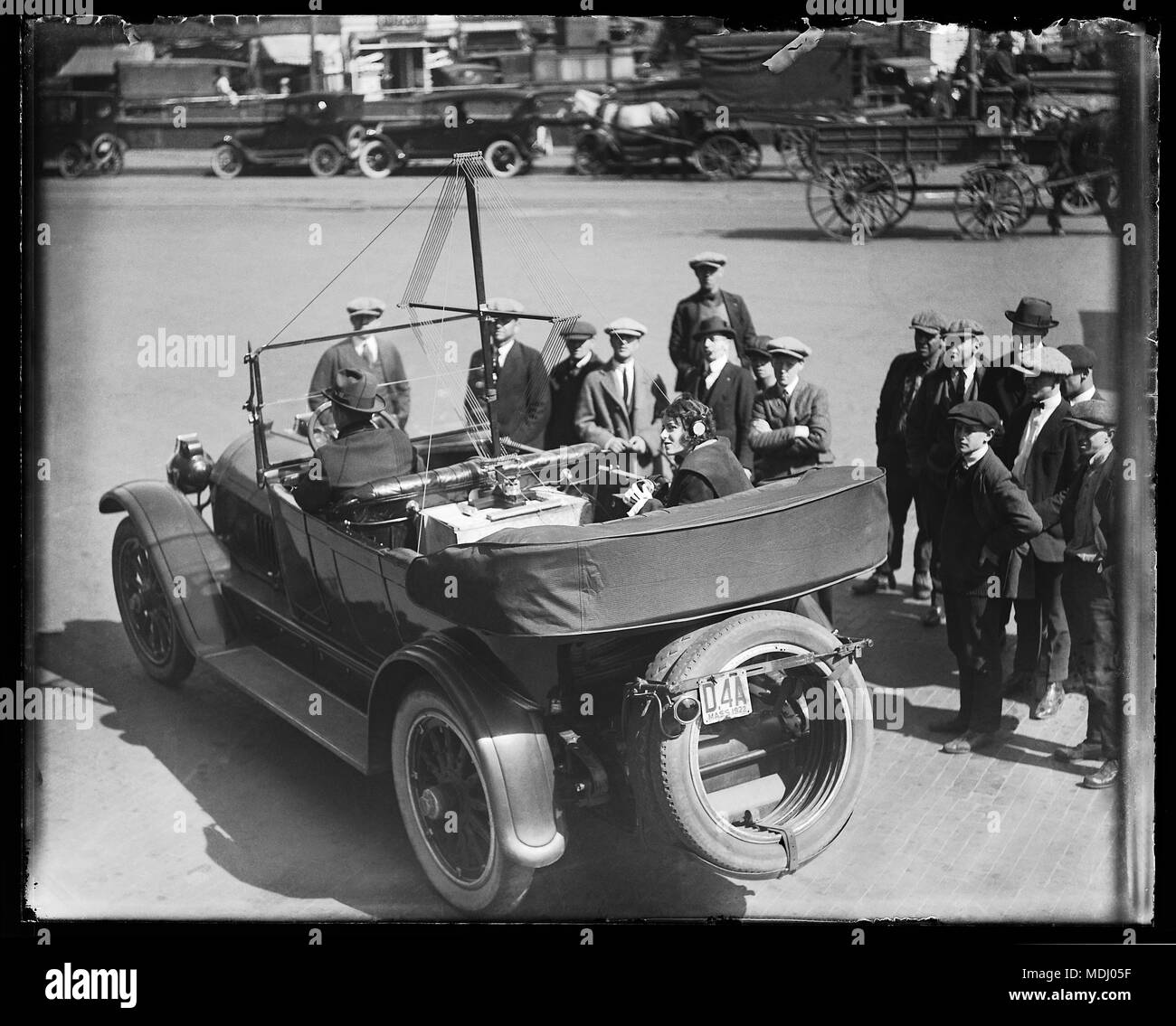 Auto mit Radio und Antenne auf den Straßen von Boston, Massachusetts, 1922. Bild von 4x5 Zoll Glas negativ. Stockfoto