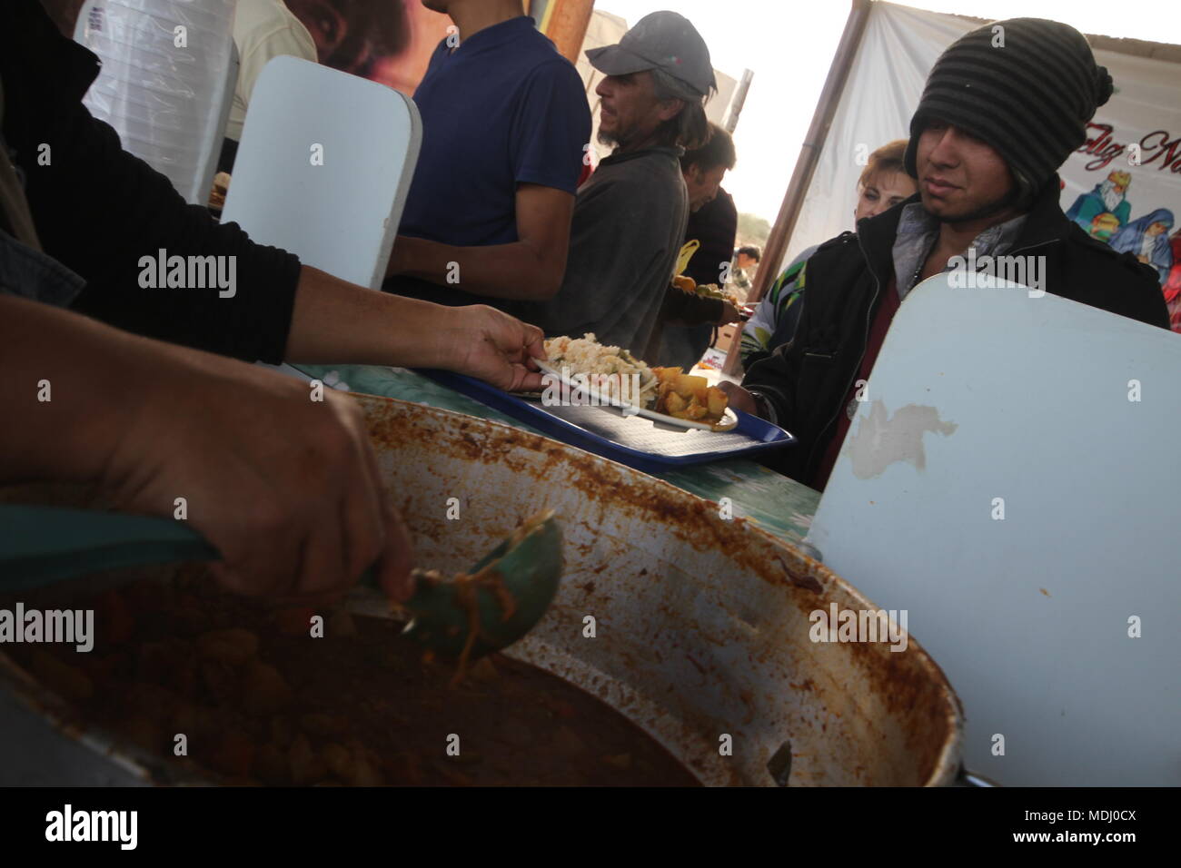 Migrantes HondureÃ±os Durante su Paso por Hermosillo con rumbo al Norte se reÃºnen en un-comedor Eine punto de Medio dÃ-a. . Personal/nortephoto.com,CREDI Stockfoto