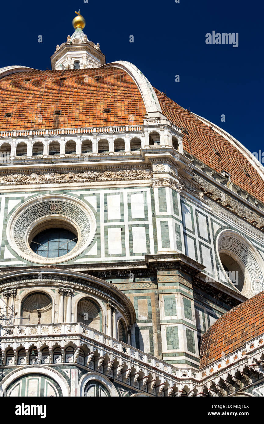 In der Nähe von Brunelleschis Dom Der Dom von Florenz dekorative Details der Fassade und blauen Himmel; Florenz, Toskana, Italien Stockfoto