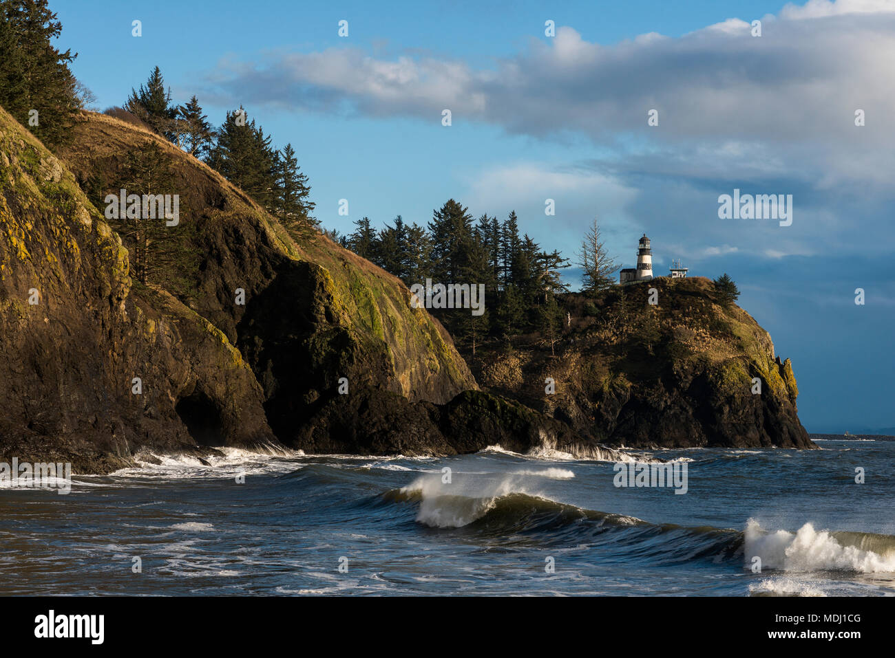 Wellen brechen am Kap Enttäuschung an der Mündung des Columbia River; Fez, Washington, Vereinigte Staaten von Amerika Stockfoto