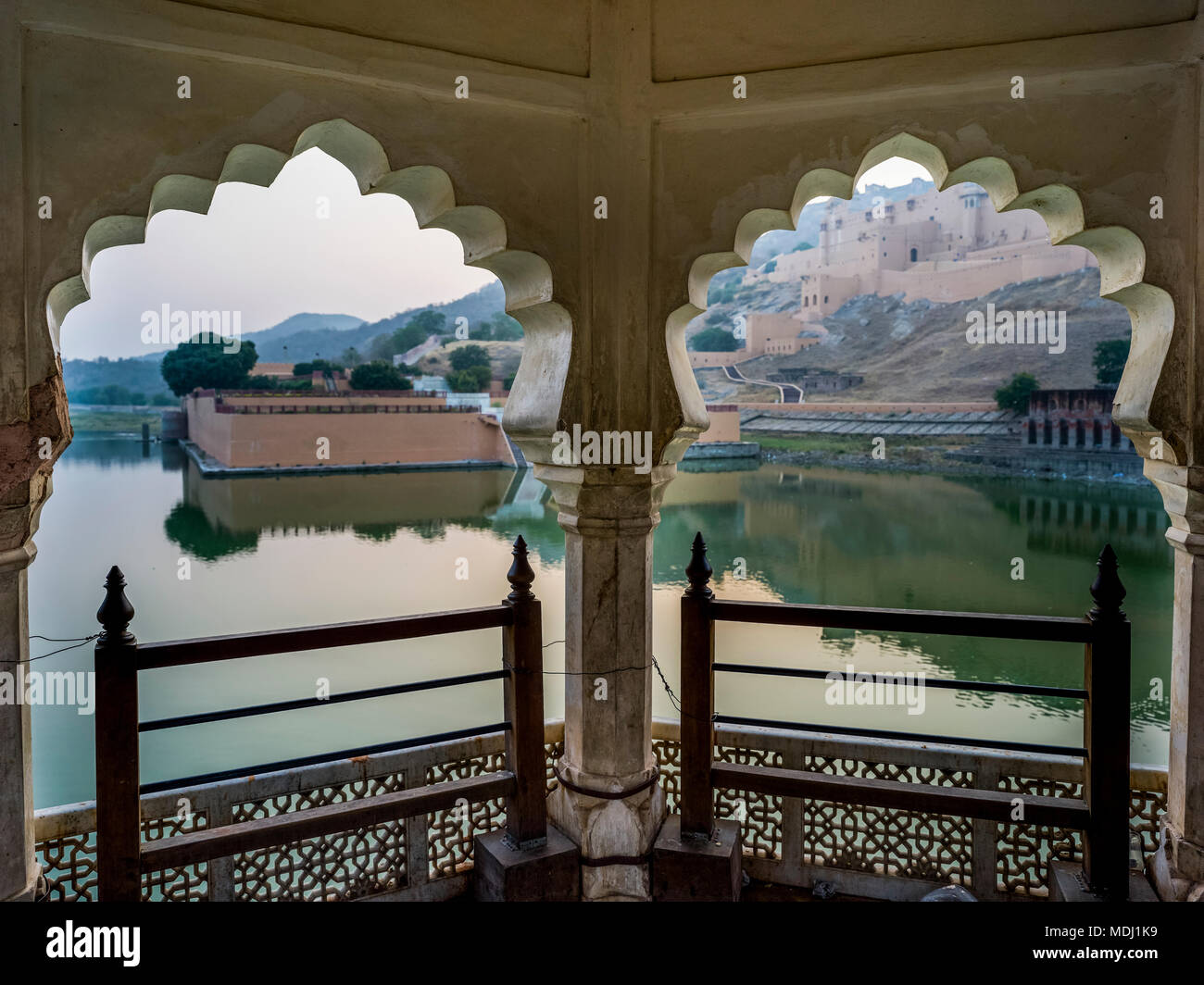 Maota See vor der Amer Fort gesehen durch scalloped Torbögen, Jaipur, Rajasthan, Indien Stockfoto