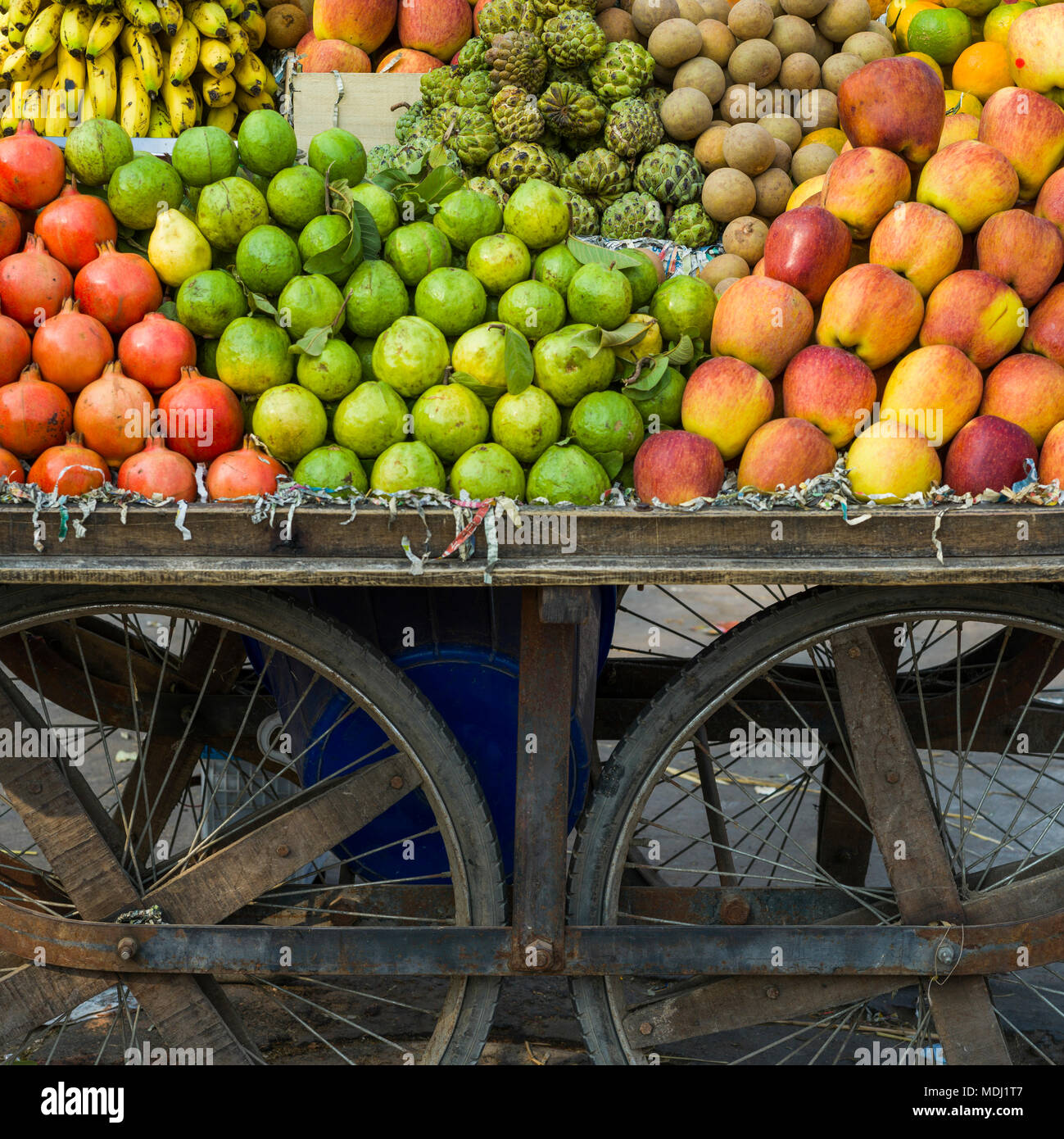 Ein Wagen voll mit frischem Obst zu verkaufen, Jaipur, Rajasthan, Indien Stockfoto