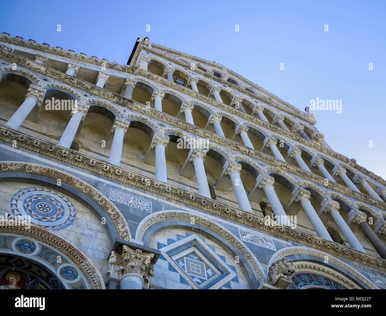 Low Angle View von der klassischen Marmor Fassade von St. Mary's Kathedrale; Pisa, Italien Stockfoto