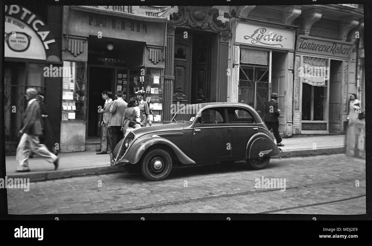 Auf einer Straße in Frankreich 1948 ein Peugeot 202 Berline geparkt. Die 202 war sofort erkennbar als Peugeot von der Art und Weise, dass die Scheinwerfer vorn hinter dem Frontgrill gesetzt wurden. Dieser 4-türige Berline (Limousine) Version kam mit einem Stahl-panel Schiebedach Dach. 1948 wurde die Räder wurden mit verchromten Radkappen verziert. Bild vom Original Kamera B&W negative 2,5 x 4,25 Zoll Stockfoto