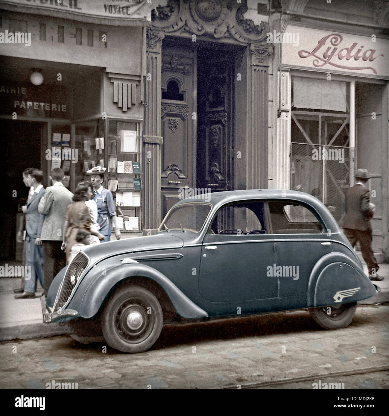 Auf einer Straße in Frankreich 1948 geparkt, das Peugeot 202 Berline. Der Stahl Körper 202 sofort erkennbar war, als ein Peugeot von der Art und Weise, dass die Scheinwerfer vorn hinter dem Frontgrill gesetzt wurden. Dieser 4-türige Berline (Limousine) Version kam mit einem Stahl-panel Schiebedach Dach. 1948 wurde die Räder wurden mit verchromten Radkappen verziert. Bild vom Original Kamera B&W negativ gefärbt. Stockfoto