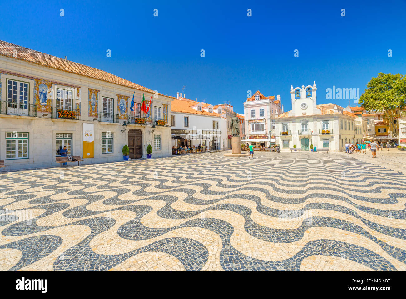 Cascais, Portugal - August 6, 2017: Seitenansicht von Cascais Rathaus mit Azulejos und König Peter ich Statuen, Maio 2005 Square, dem historischen Zentrum von Cascais, dem beliebtesten Urlaubsziel auf Lissabon Küste Stockfoto