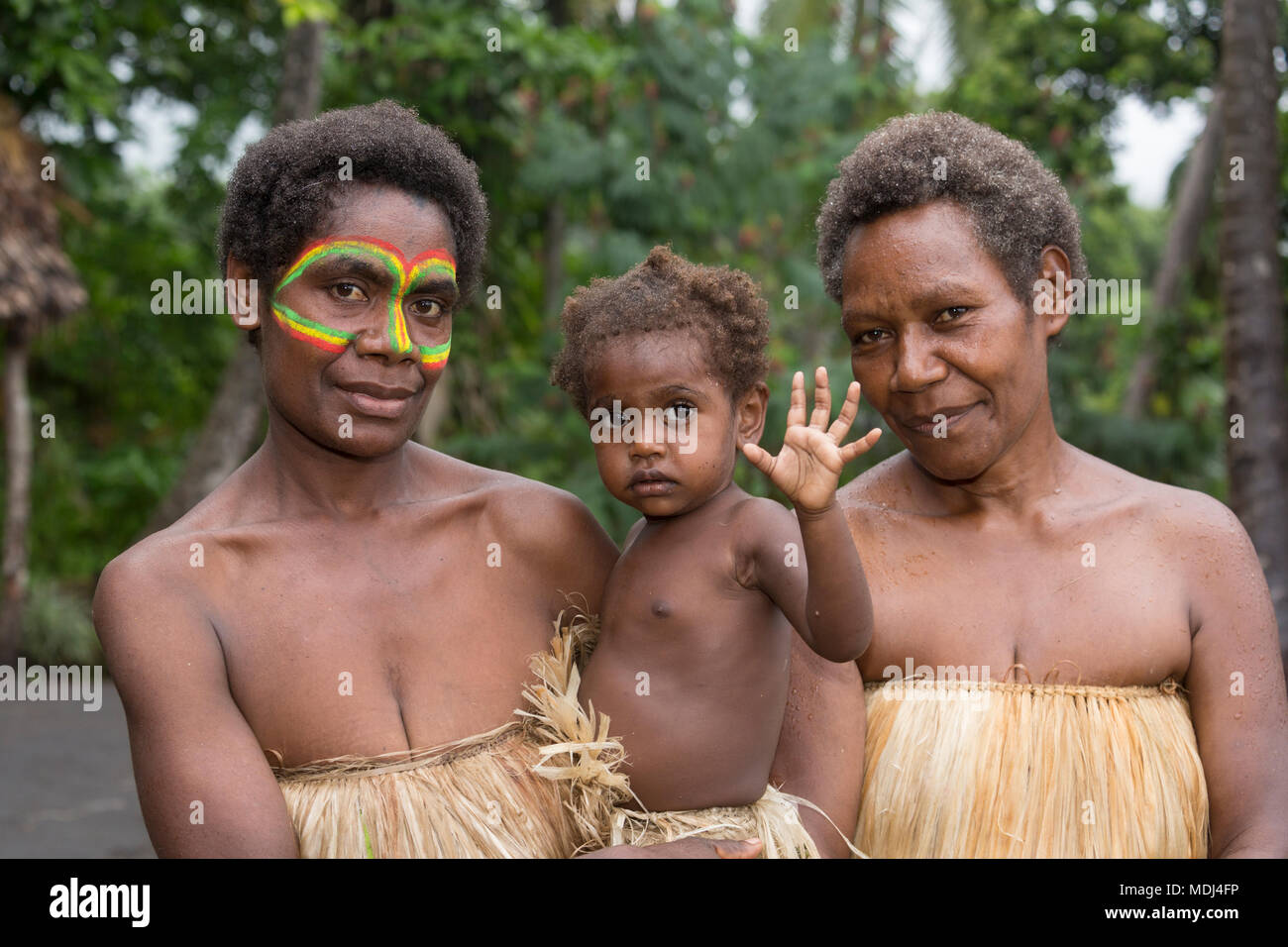 Tanna, Republik Vanuatu, 12. Juli 2014: Indigene Mutter und Großmutter mit Ihrem Kind posing Stockfoto