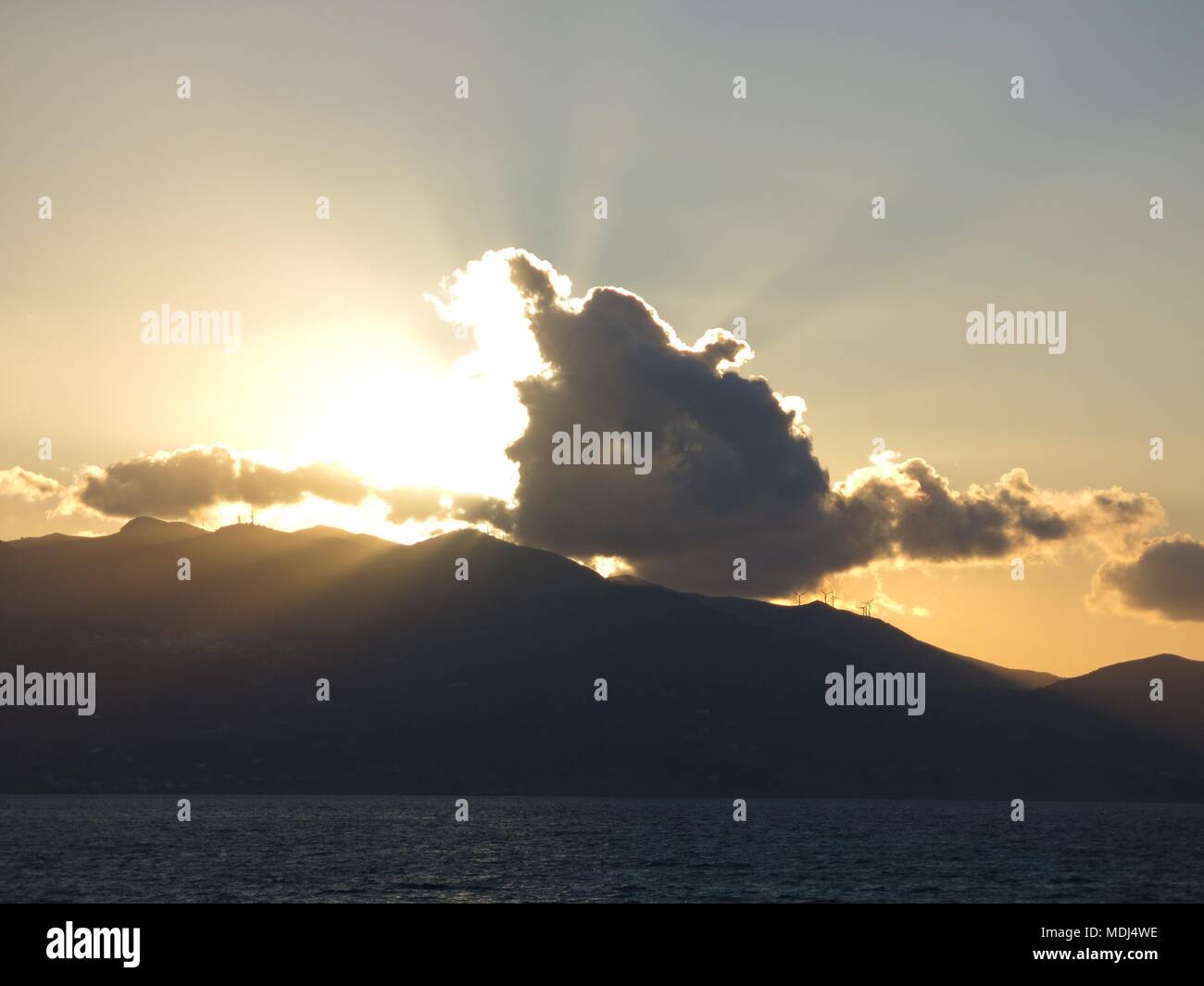 Sonnenuntergang hinter den Bergen. Stockfoto