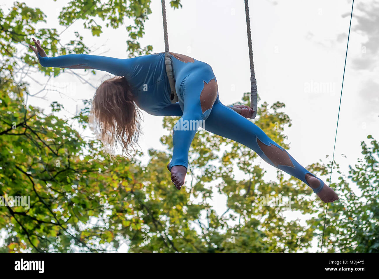 Zurück jungen attraktiven weiblichen Trapeze artist Ansicht Stockfoto