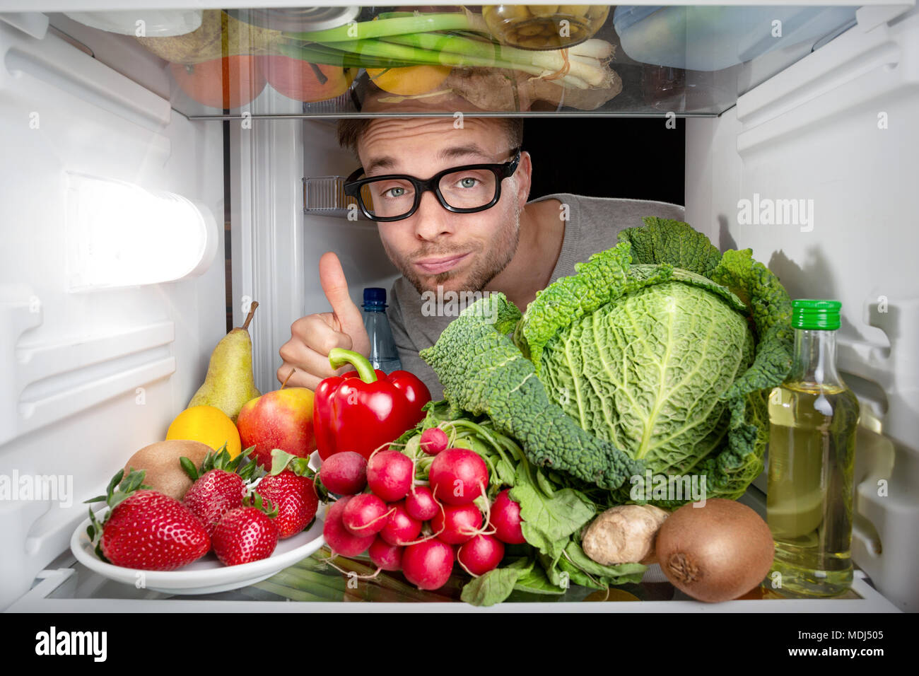 Kühlschrank voller Früchte und Gemüse Stockfoto