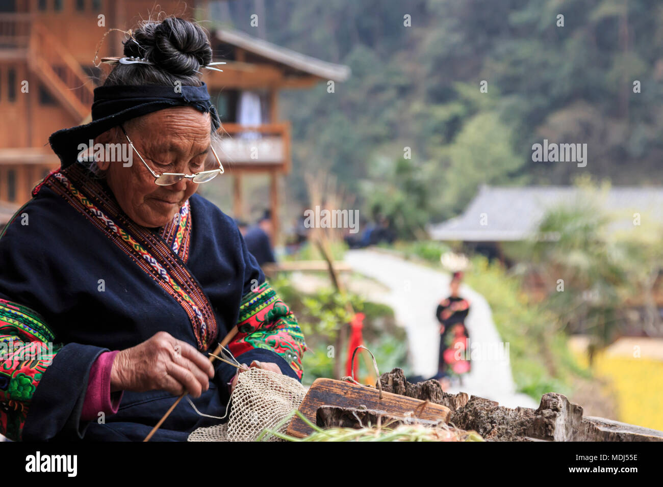 Langde, China - März 27, 2018: Alte Miao Frau Weberei in Langde Miao Dorf, Provinz Guizhou, China Stockfoto