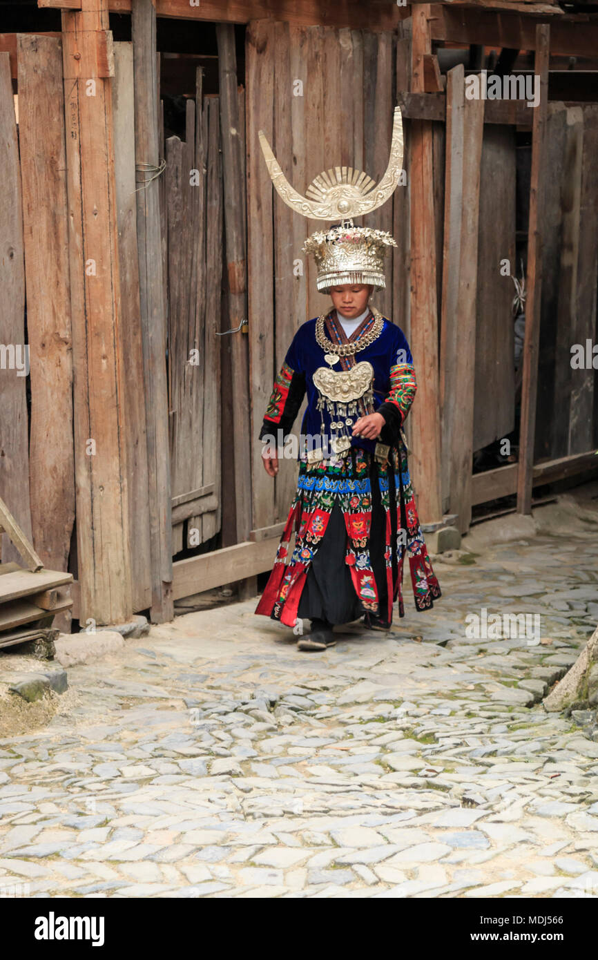 Langde, China - 27. März 2018: Miao Frau das Tragen der traditionellen Kleidung in Langde Miao Miao Dorf, Provinz Guizhou, China Stockfoto