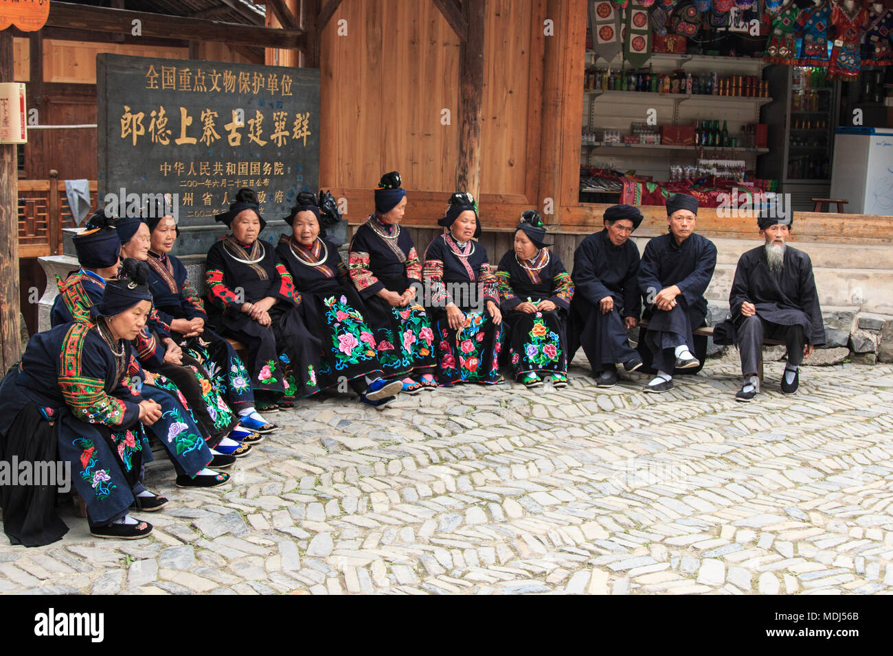 Langde, China - März 27, 2018: Die Leute von der Miao, die ethnischen Minderheiten angehören, einen traditionellen Tanz in Langde Miao Nationalität Dorf, Guizhou provinc Stockfoto