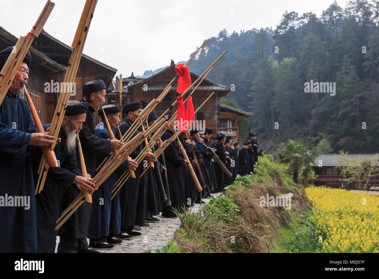 Langde, China - März 27, 2018: Die Leute von der Miao, die ethnischen Minderheiten angehören, einen traditionellen Tanz in Langde Miao Nationalität Dorf, Guizhou provinc Stockfoto