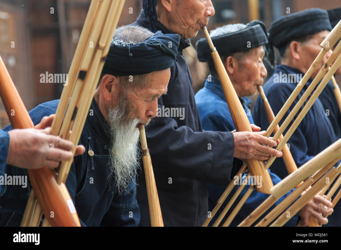 Langde, China - 27. März 2018: Miao Männer spielen eine traditionelle Flöte in Langde Miao Dorf, Provinz Guizhou, China Stockfoto