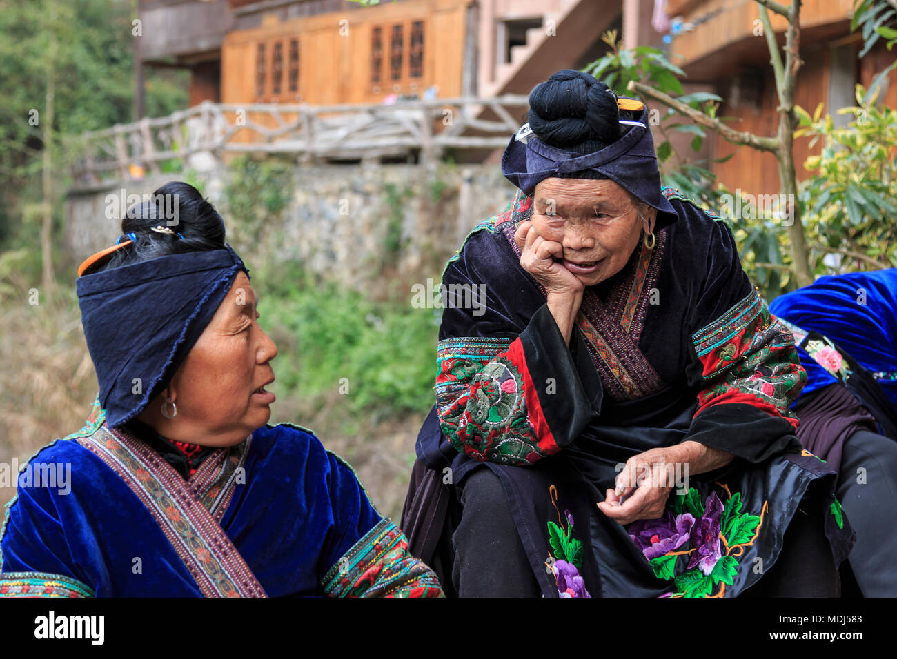 Langde, China - 27. März 2018: Miao Frauen in Langde Miao Dorf chatten, Provinz Guizhou, China Stockfoto