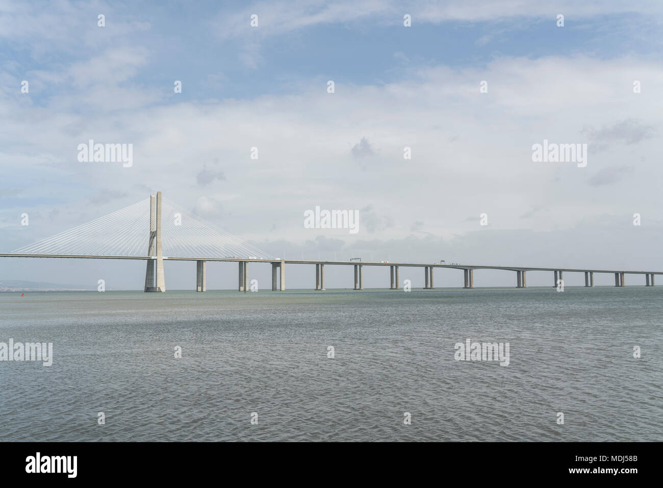 Einen Panoramablick auf Vasco da Gama Brücke in Lissabon, Portugal Stockfoto