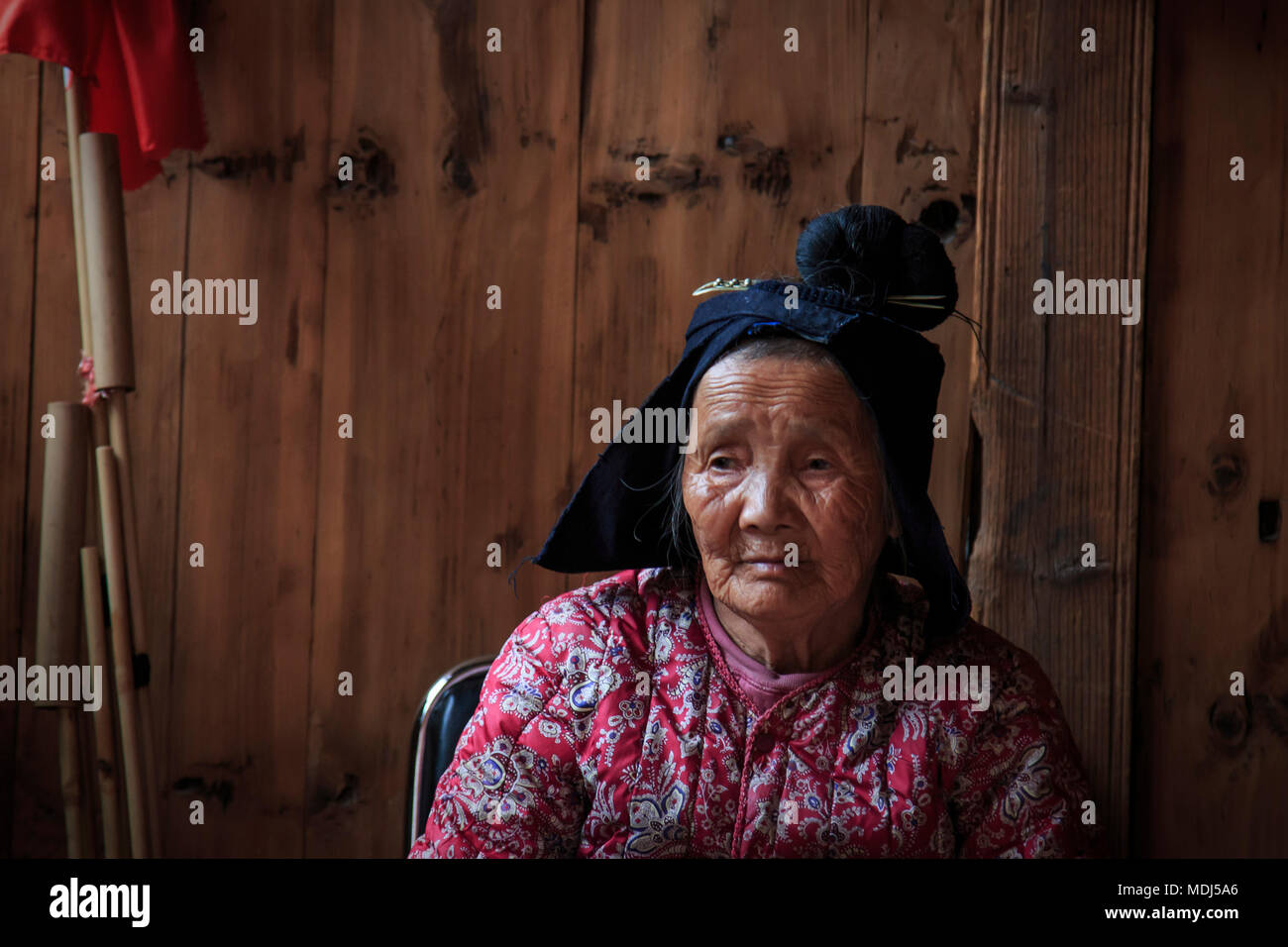 Langde, China - 27. März 2018: Die alte Frau in Langde Miao Miao Dorf, Provinz Guizhou, China Stockfoto