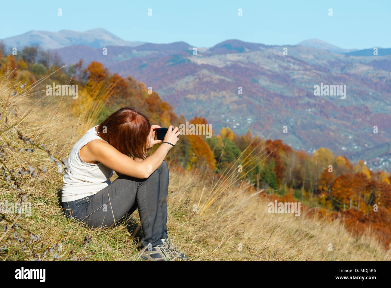 Frau touristische im Herbst Karpaten Hügel mit bunten Bäumen (Rakhiv, Transkarpatien, Ukraine). Stockfoto