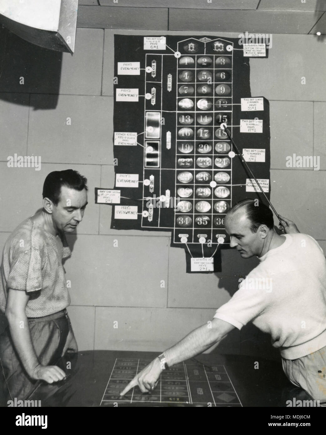 Roulette Spiel Klasse für Händler an der Hochschule von Glücksspiel mit Don Strickland, Las Vegas, USA 1953 Stockfoto