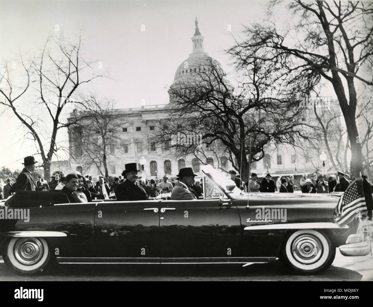 US-Präsident John F. Kennedy und Frau Jacqueline verlassen Capitol Hill mit einem Cabrio nach Amtsantritt, USA 1961 Stockfoto