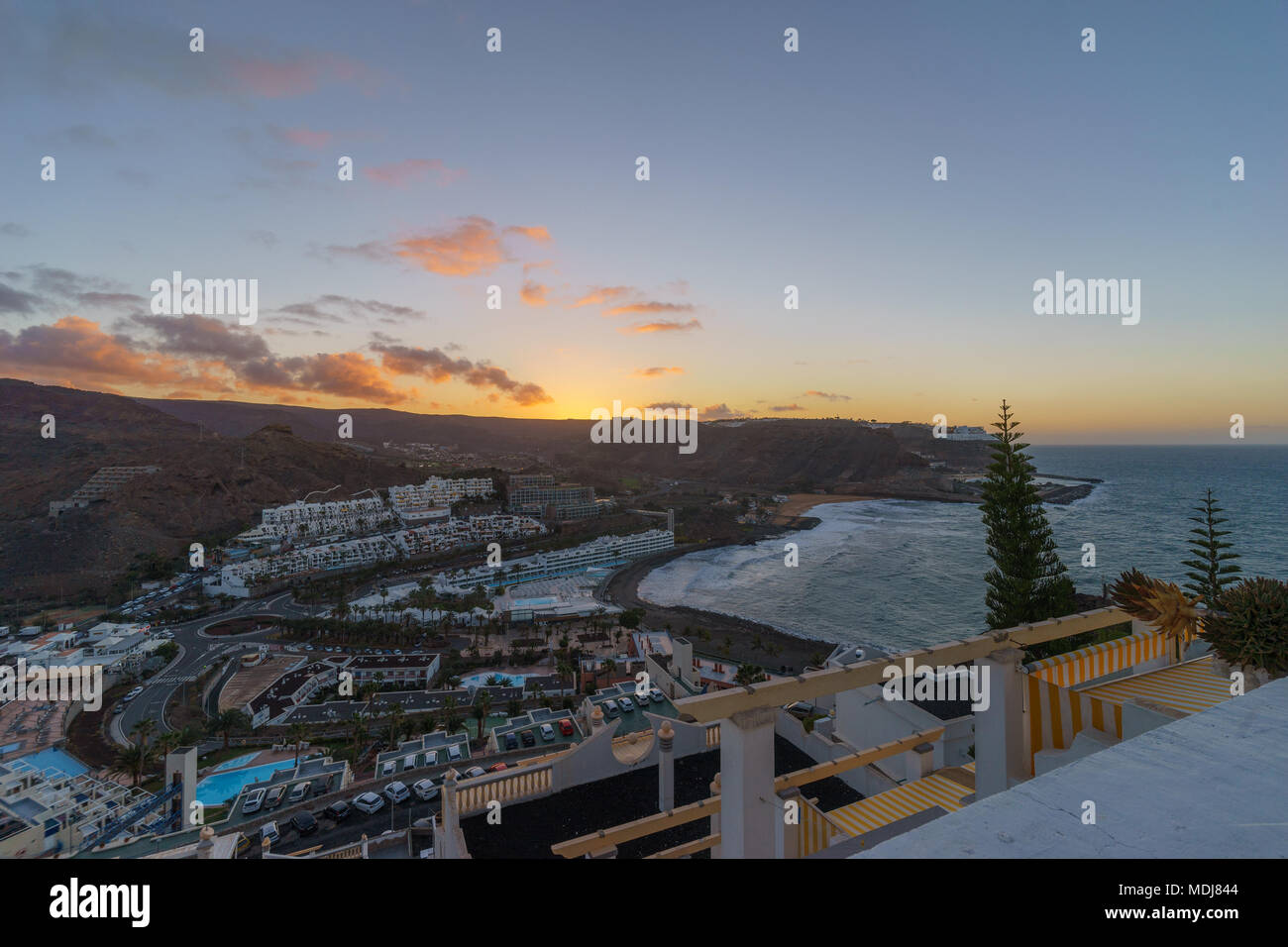 Sonnenaufgang Blick vom Apartments in Playa del Cura Resort und am Strand, Gemeinde Mogan, Gran Canaria, Spanien Stockfoto