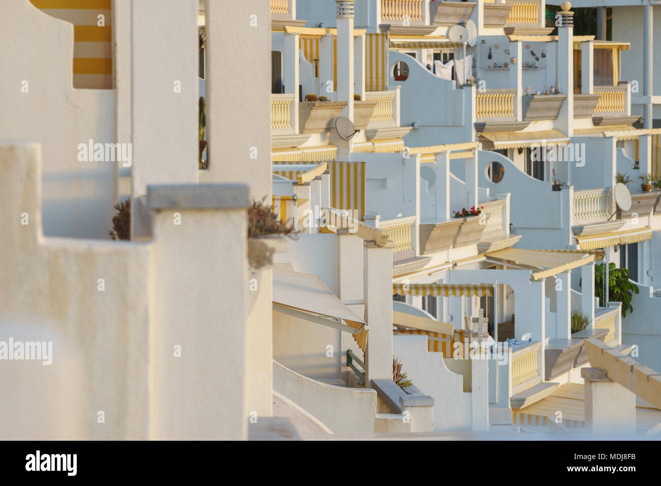 Blick auf sonnige Apartments in Tropical Resort, selektiver Fokus Stockfoto