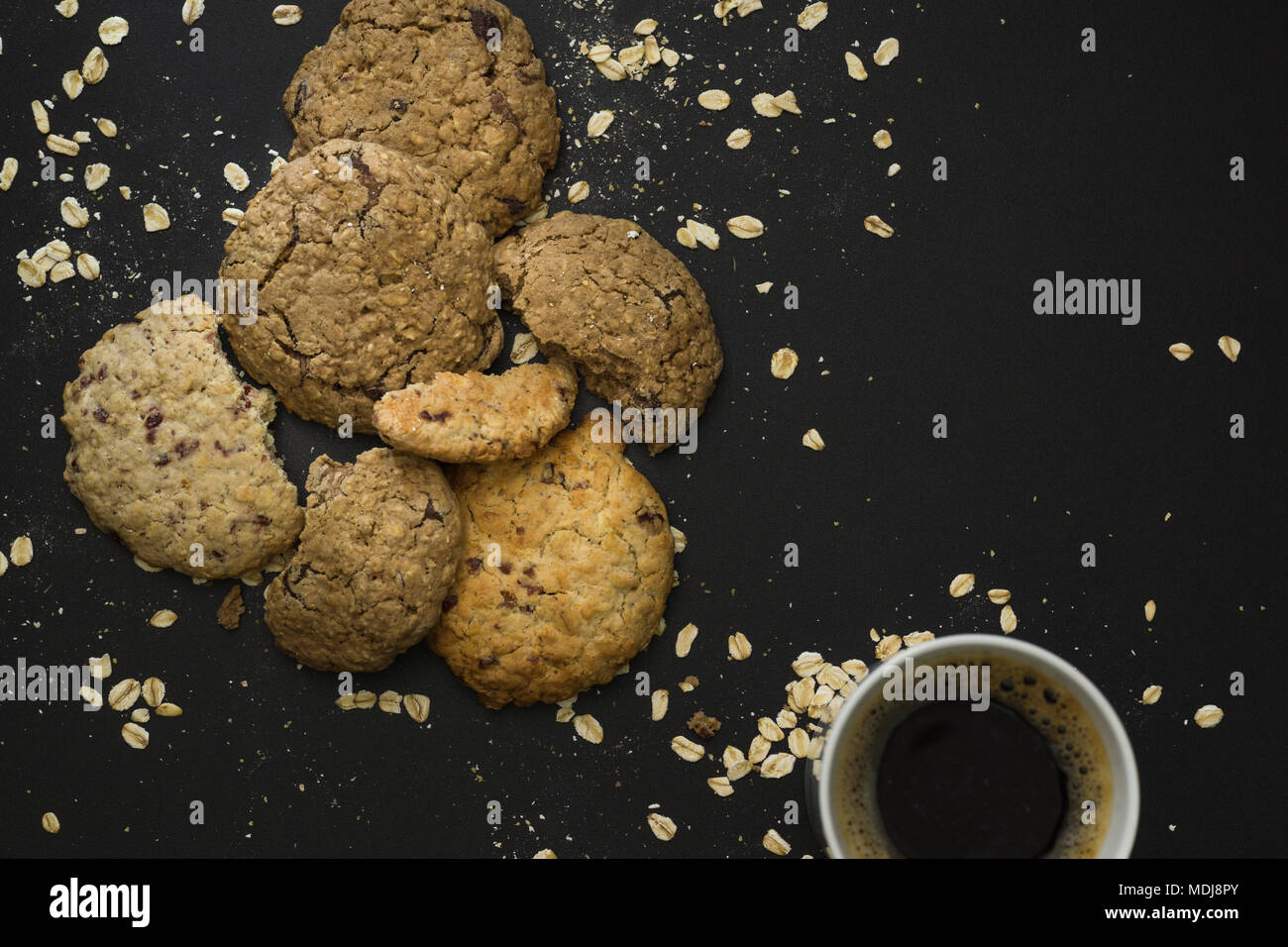 Oat Cookies und Kaffee auf schwarzem Hintergrund. Stockfoto