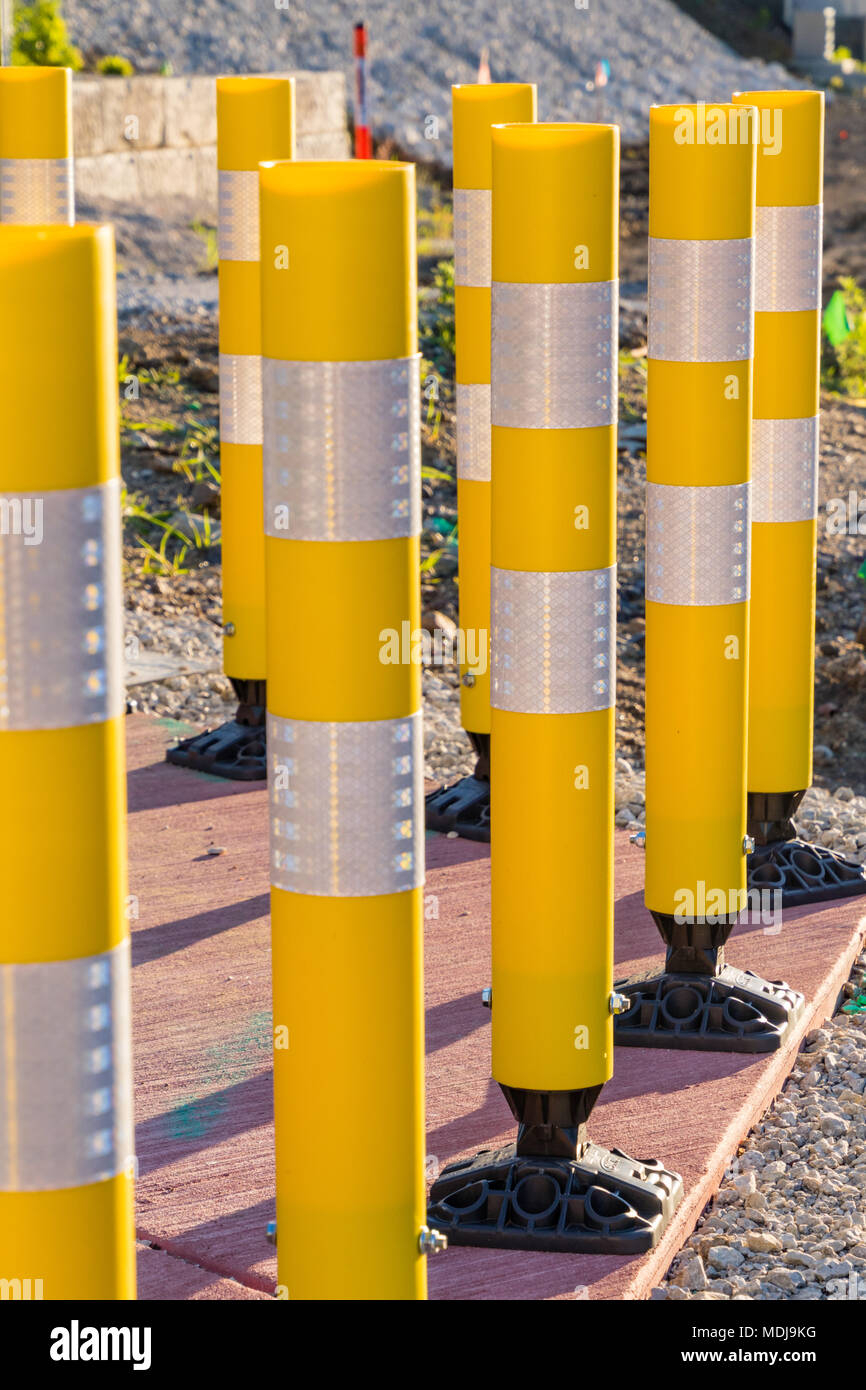Mehrere Bahnübergang gelb Sicherheit Rohre, die den Sonnenaufgang Stockfoto