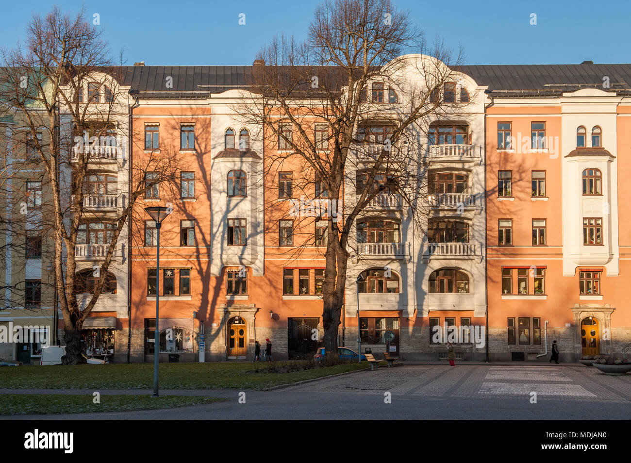 Die schöne Jugendstilfassaden des Knäppingsborgsgatan in Norrköping im Winter Licht. Norrköping ist eine historische Stadt in Schweden Stockfoto