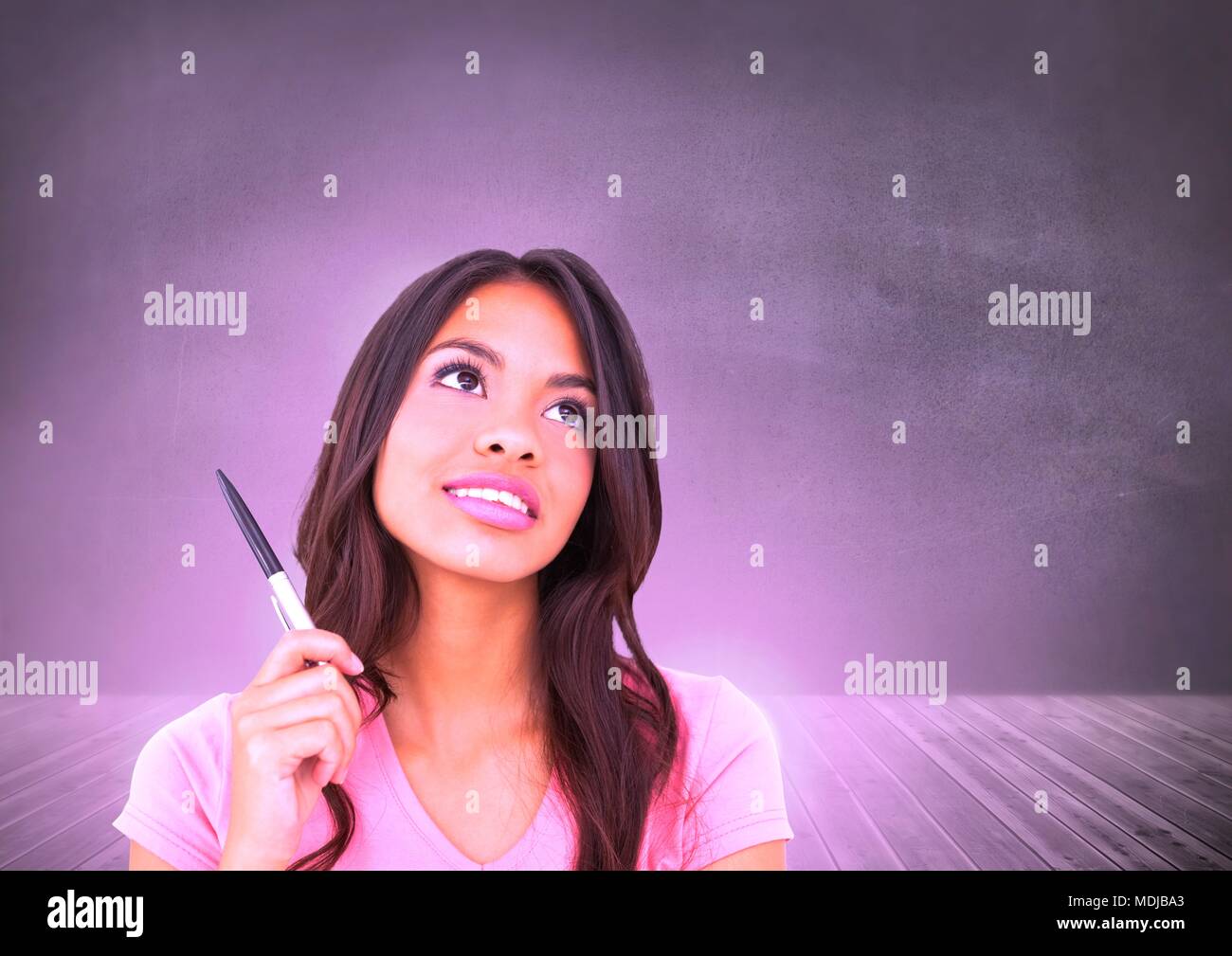 Frau denken vor der Wand mit rosa Leuchten Stockfoto