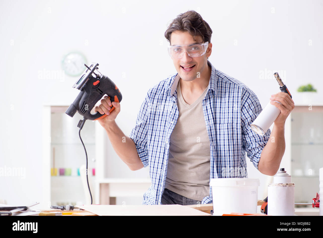 Junge Mann In Der Holzbearbeitung Hobby Konzept Stockfoto Bild