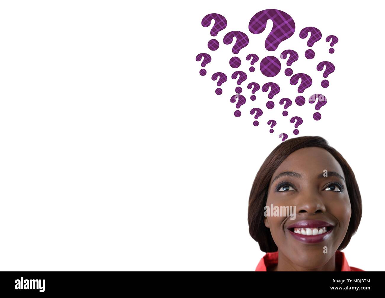 Frau mit lila strohgedeckten Fragezeichen auftauchen von Kopf Stockfoto