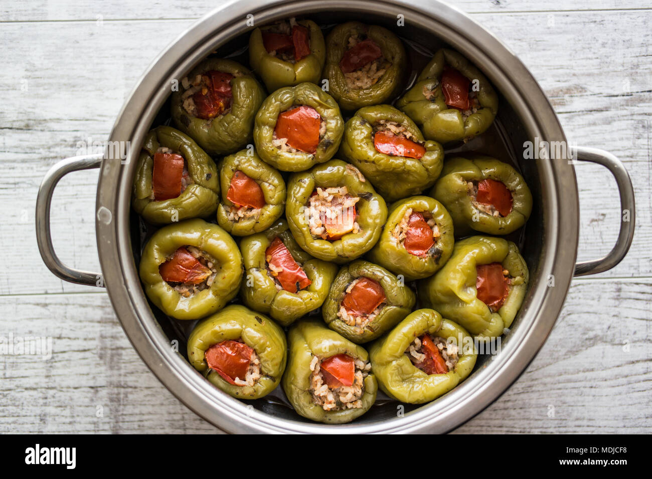 Biber Dolmasi/Türkische gefüllte Paprika in einer Pfanne auf einem ...