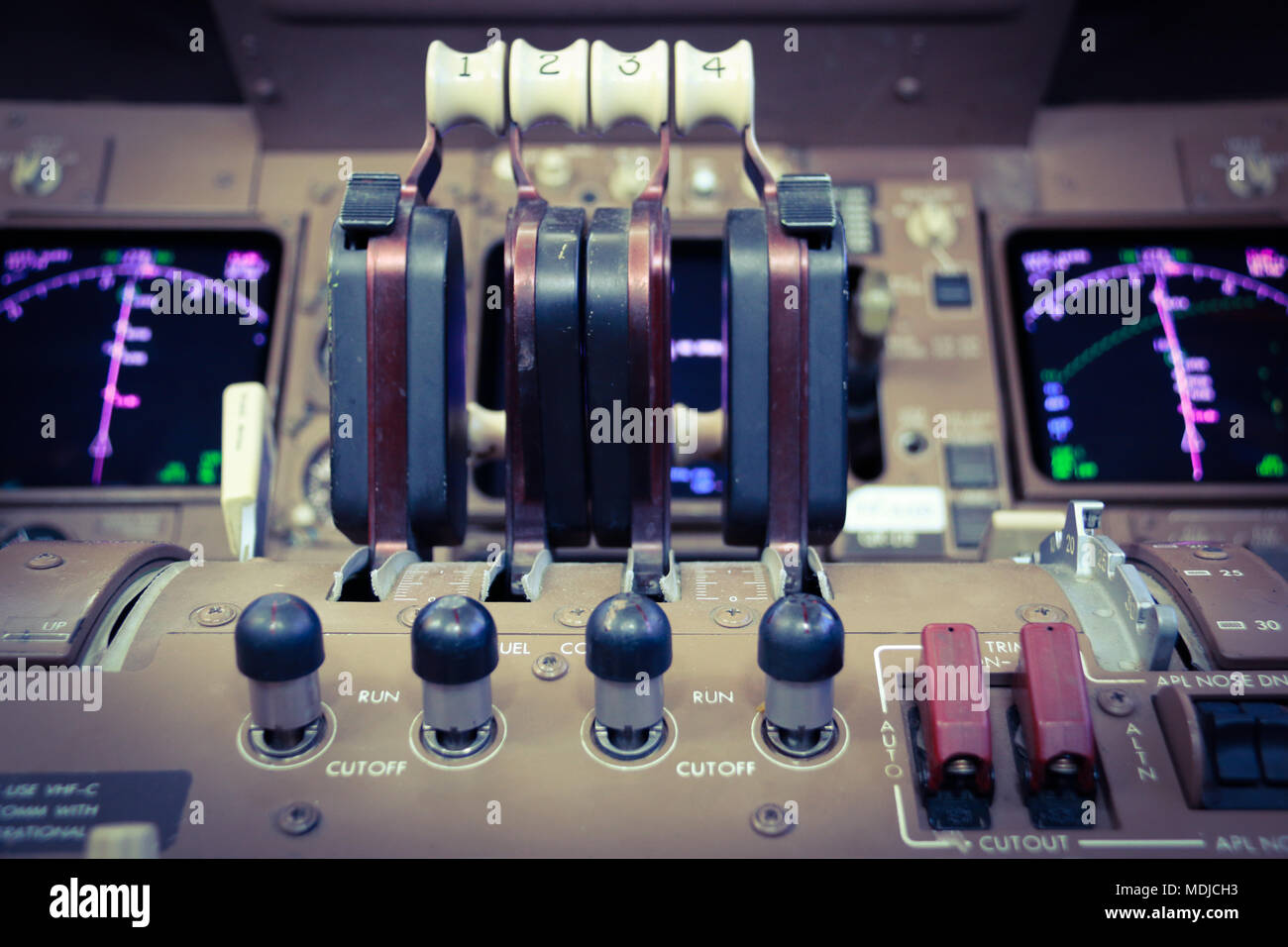 Kraftstoff Schalter im Cockpit einer Boeing B747-400 Stockfotografie ...