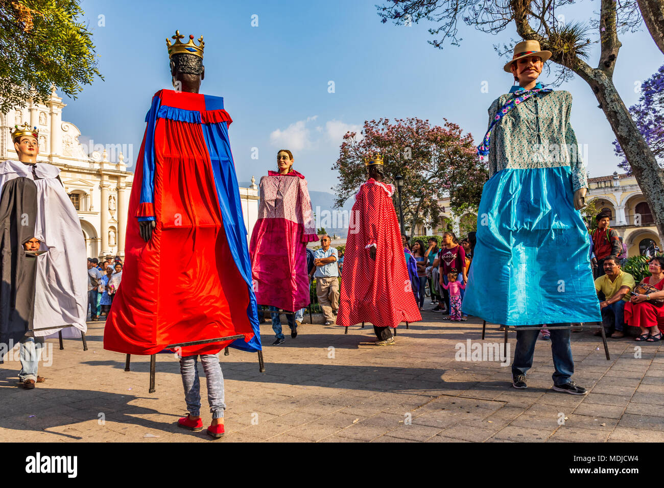 Antigua, Guatemala - 9. März 2018: Tanz der traditionellen Riesen Volkstanz Marionetten namens Gigantes in Central Plaza vor der Kathedrale Stockfoto