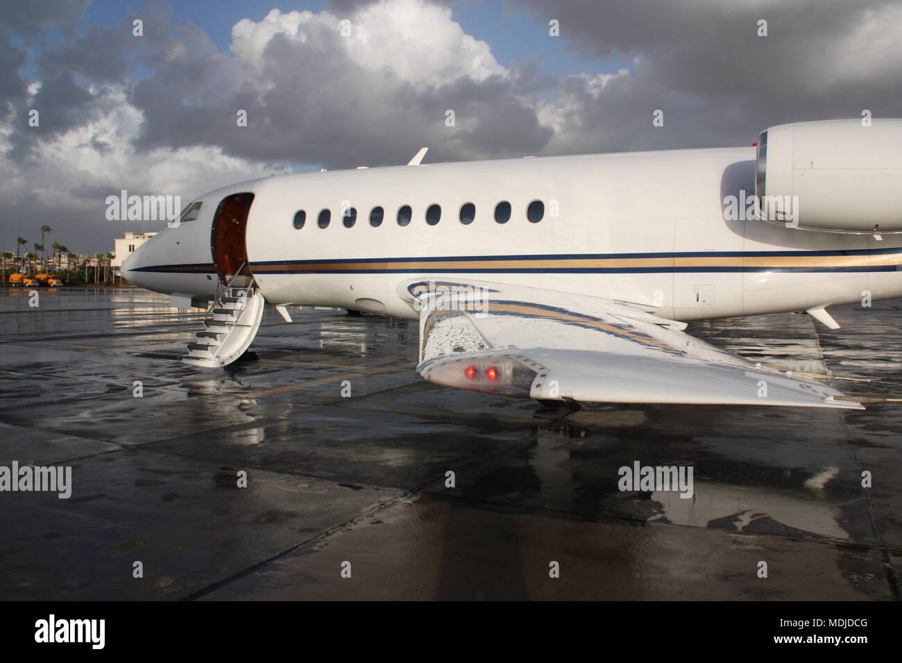 Falcon 2000 Business Jet bereit zu gehen Stockfoto