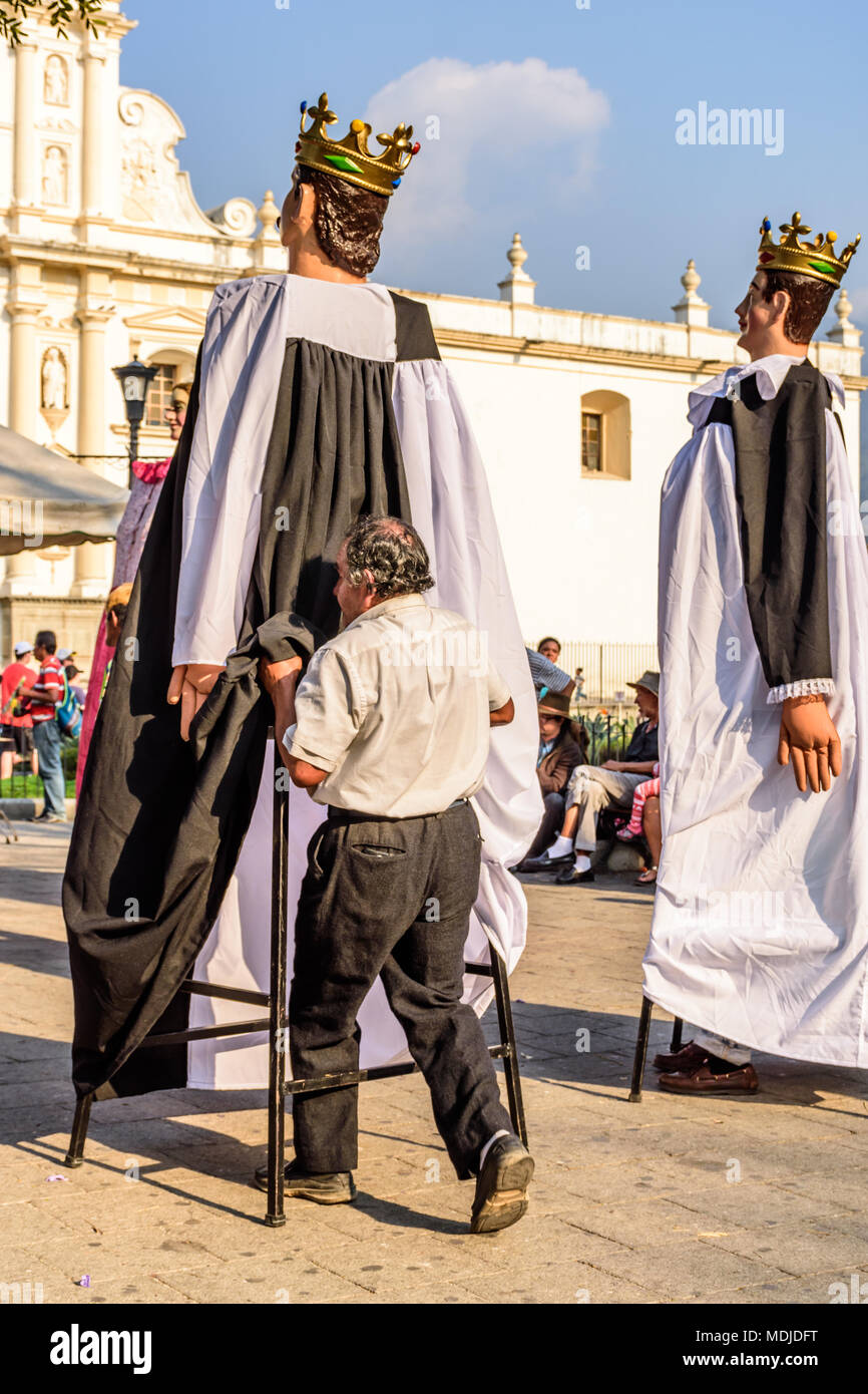 Antigua, Guatemala - 9. März 2018: Mann erhält in traditionellen Riesen Volkstanz Marionette namens Gigante vor der Kathedrale in Central Plaza Stockfoto