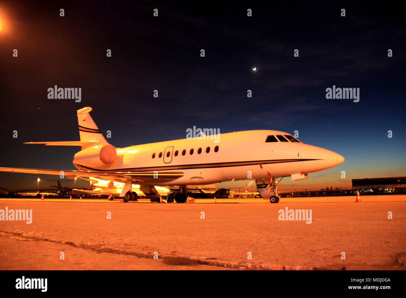 Ein Falke Business Jet Vorbereitung für die Nacht Stockfoto