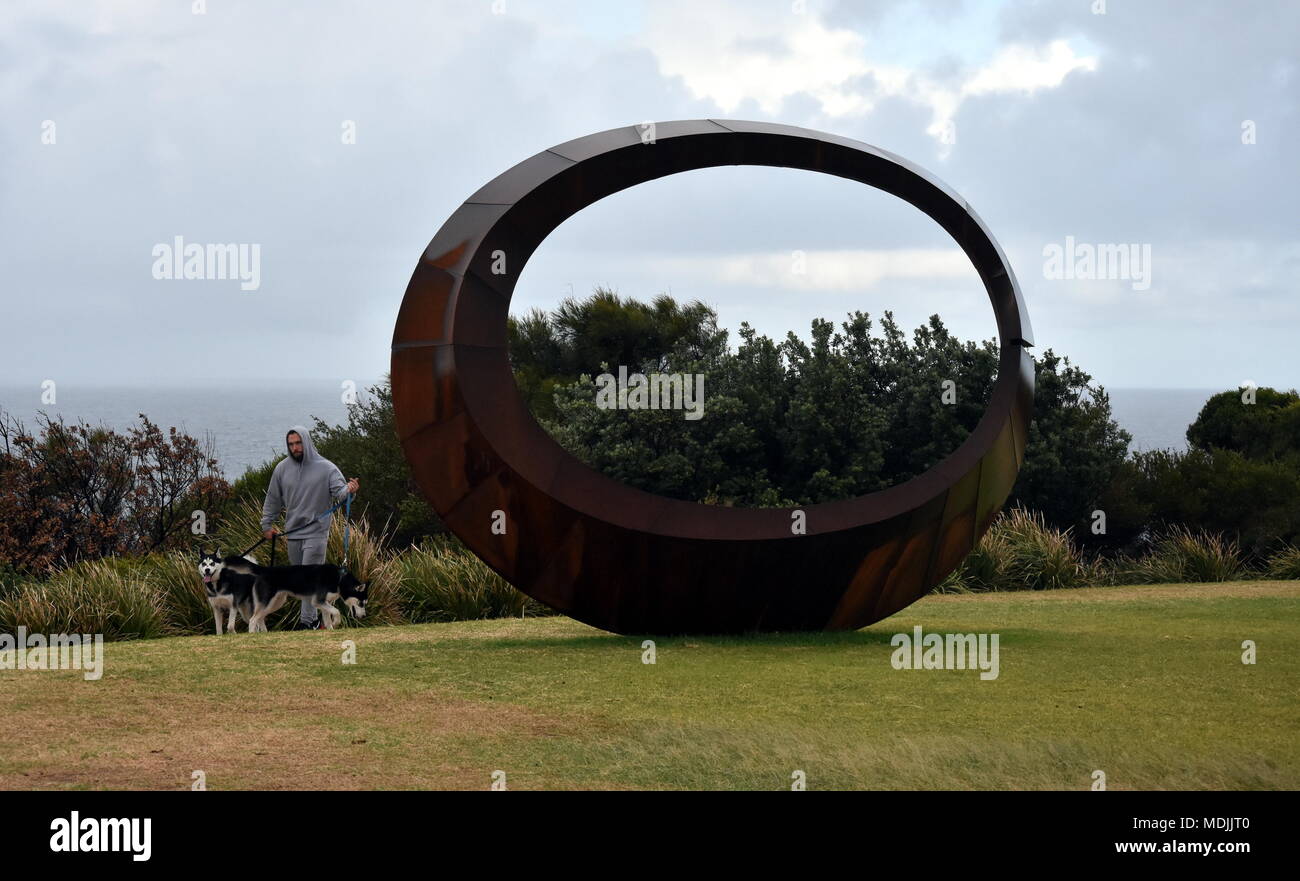 Sydney, Australien - 27.Oktober 2017. David Ball: Orb. Skulptur am Meer entlang der Bondi, Coogee Spaziergang entlang der Küste ist der weltweit größte frei Publ Stockfoto