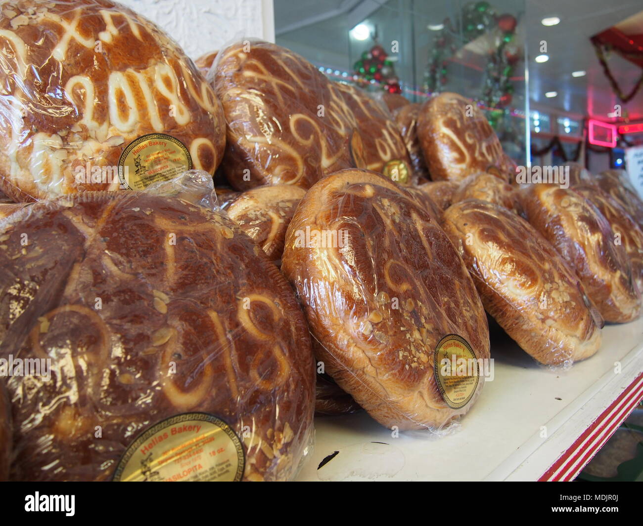 Griechische Tag des Neuen Jahres Brot auf Anzeige an Hellas Bäckerei in Tarpon Springs, Florida, USA, 2017 © katharine Andriotis Stockfoto