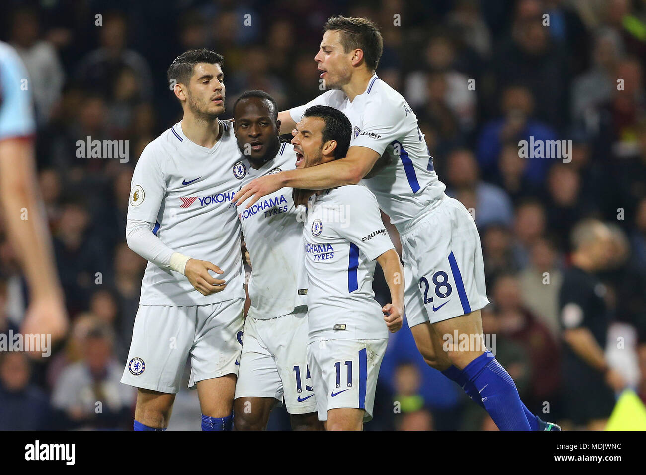 Burnley, Großbritannien. 19. April 2018. Victor Moses von Chelsea (2 l) feiert mit seinen Mannschaftskameraden, nachdem seine Mannschaften 2. Ziel zählen. Premier League match, Burnley v Chelsea in Turf Moor in Burnley, Lancashire am Donnerstag, den 19. April 2018. Dieses Bild dürfen nur für redaktionelle Zwecke verwendet werden. Nur die redaktionelle Nutzung, eine Lizenz für die gewerbliche Nutzung erforderlich. Keine Verwendung in Wetten, Spiele oder einer einzelnen Verein/Liga/player Publikationen. pic von Chris Stading/Andrew Orchard sport Fotografie/Alamy leben Nachrichten Stockfoto