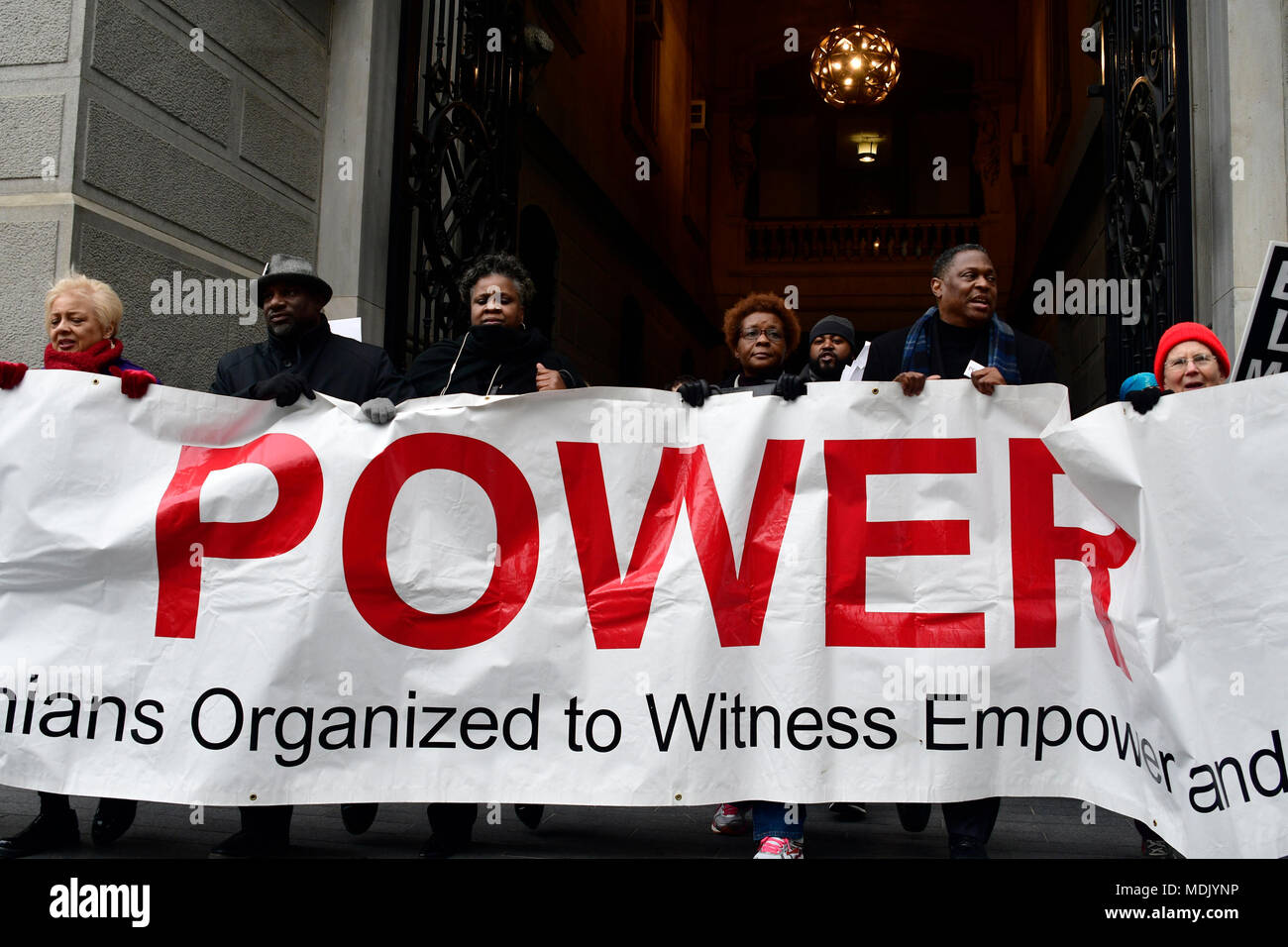 Philadelphia, USA. 19 Apr, 2018. Religiöse Führer und geistlichen mit Philadelphians organisiert, zu bezeugen, zu bevollmächtigen und Wiederaufbau (POWER) gedrückt halten, um die Rechenschaftspflicht der Polizei eine Kundgebung, die von einer Demonstration ab Philadelphia Police Dept Sitz und endend am Rathaus im Zentrum der Stadt Philadelphia, PA, am 19. April 2018 gefolgt. Der Protest ist eine Reaktion auf die jüngsten umstrittenen Anhalten an einem Zentrum Stadt Starbucks von zwei schwarze Männer. Credit: Bastiaan Slabbers/Alamy leben Nachrichten Stockfoto