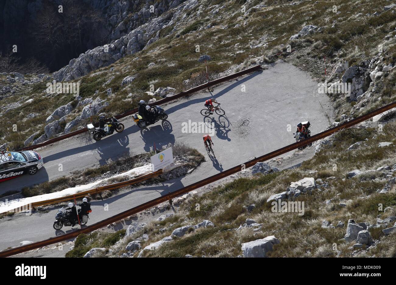 Makarska. 19 Apr, 2018. Radfahrer konkurrieren während der dritten Etappe der Tour von Kroatien Radrennen in Makarska, Kroatien am 19. April 2018. Credit: Ivo Cagalj/Xinhua/Alamy leben Nachrichten Stockfoto